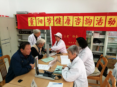 北航校醫院退休職工黨支部重陽送健康，溫暖情意暖夕陽