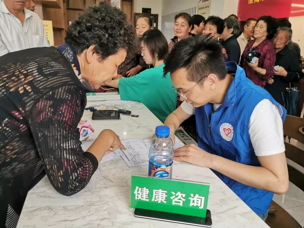 懂健康知識(shí)，做健康老人 老年健康宣傳周活動(dòng)與咨詢服務(wù)紀(jì)實(shí)